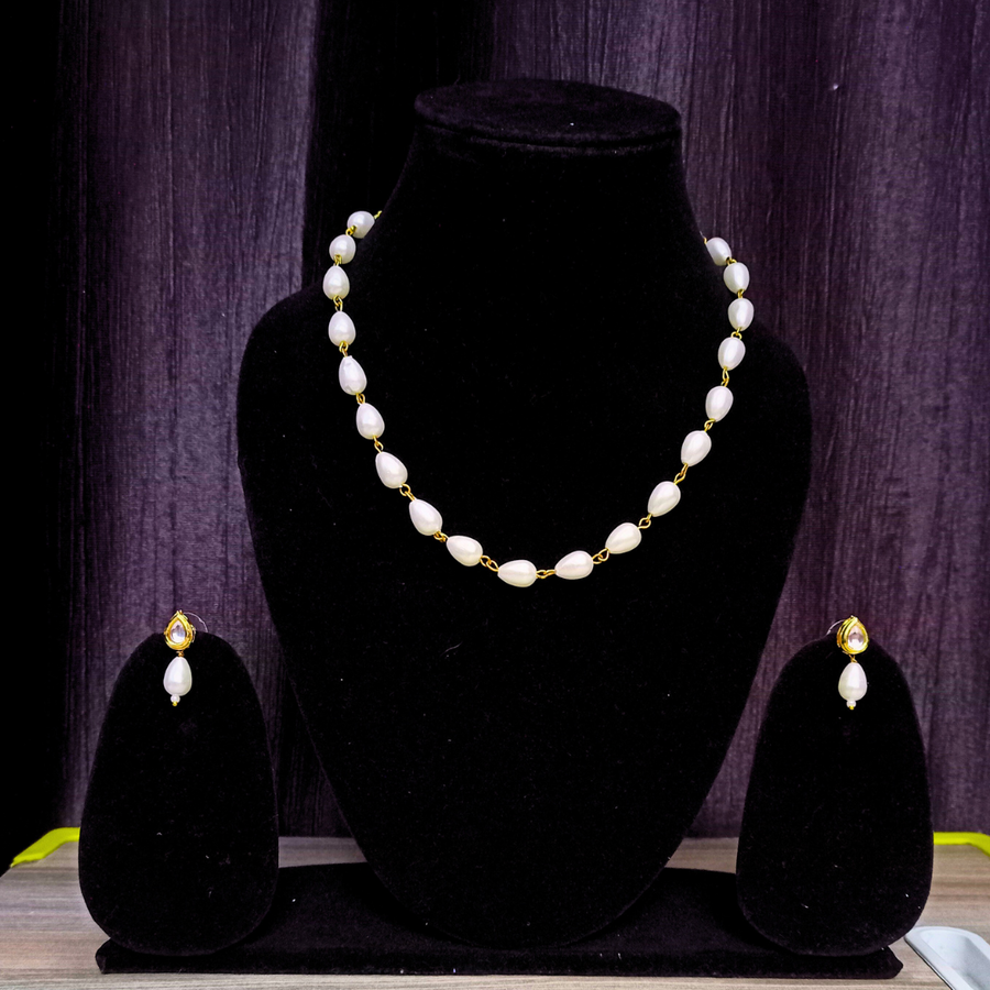 White drop shape short neckpiece