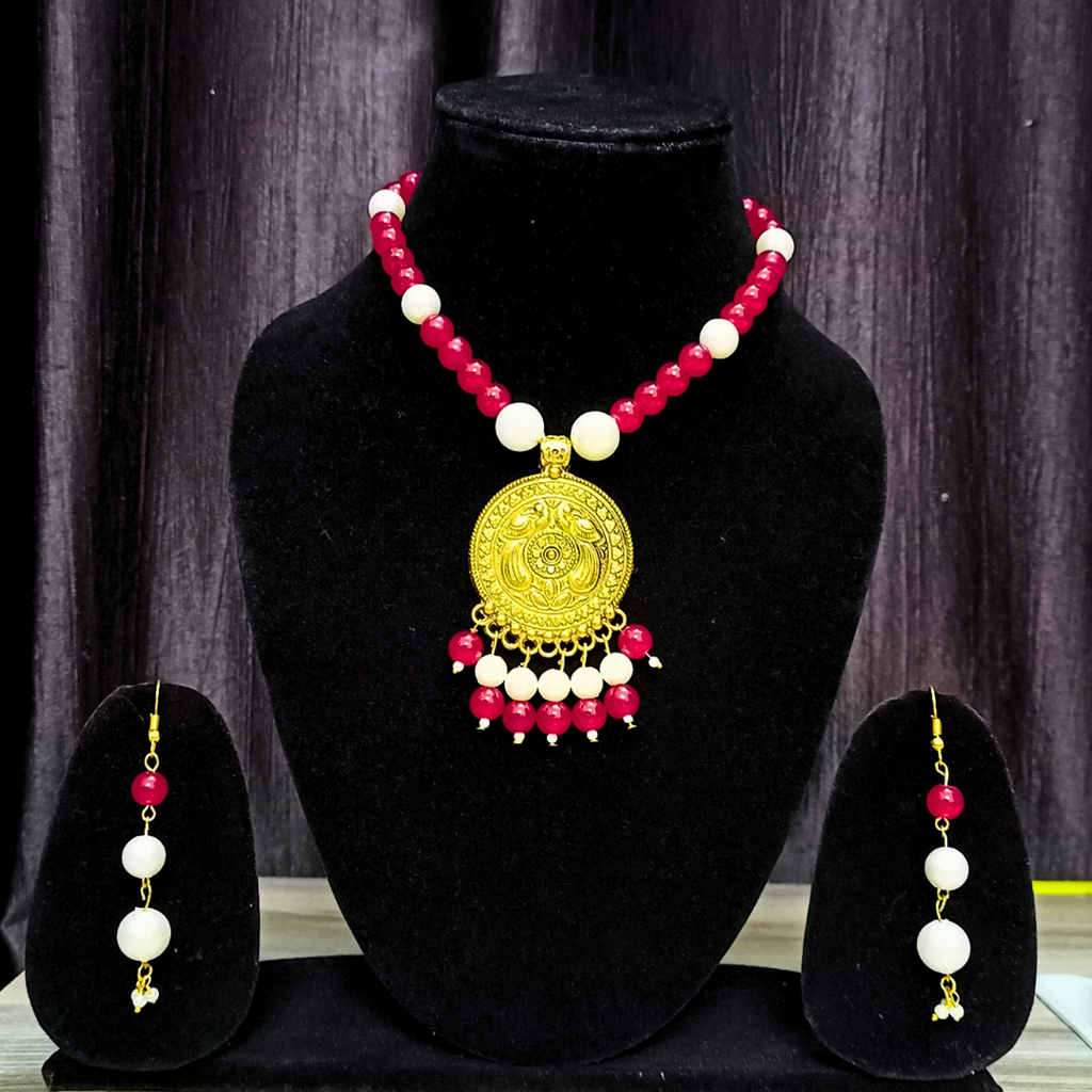 Red n white short neckpiece